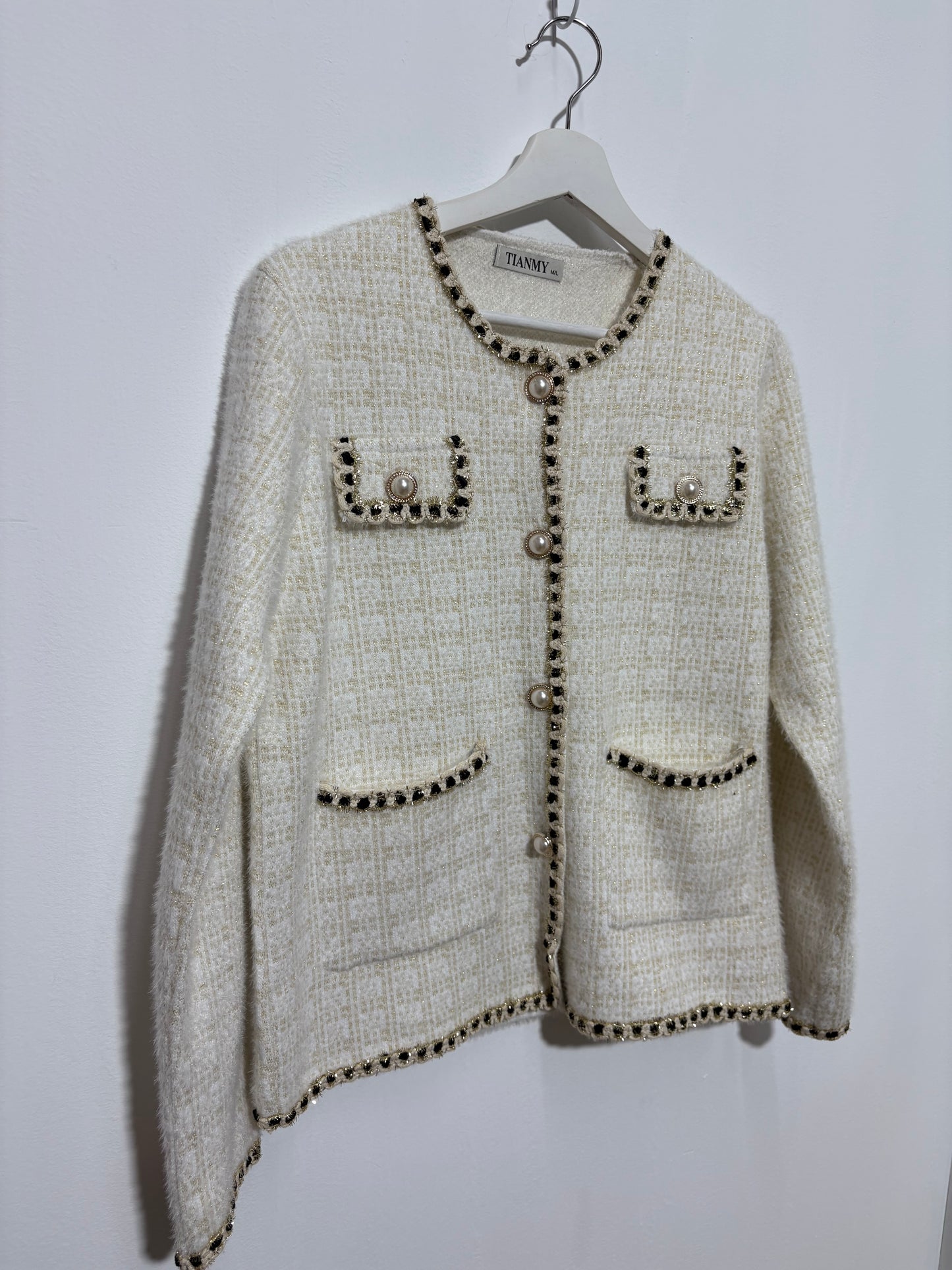 Chaqueta corte mujer “Sierra Beige” en tono beige con ribete dorado y botones de perla – Trapío