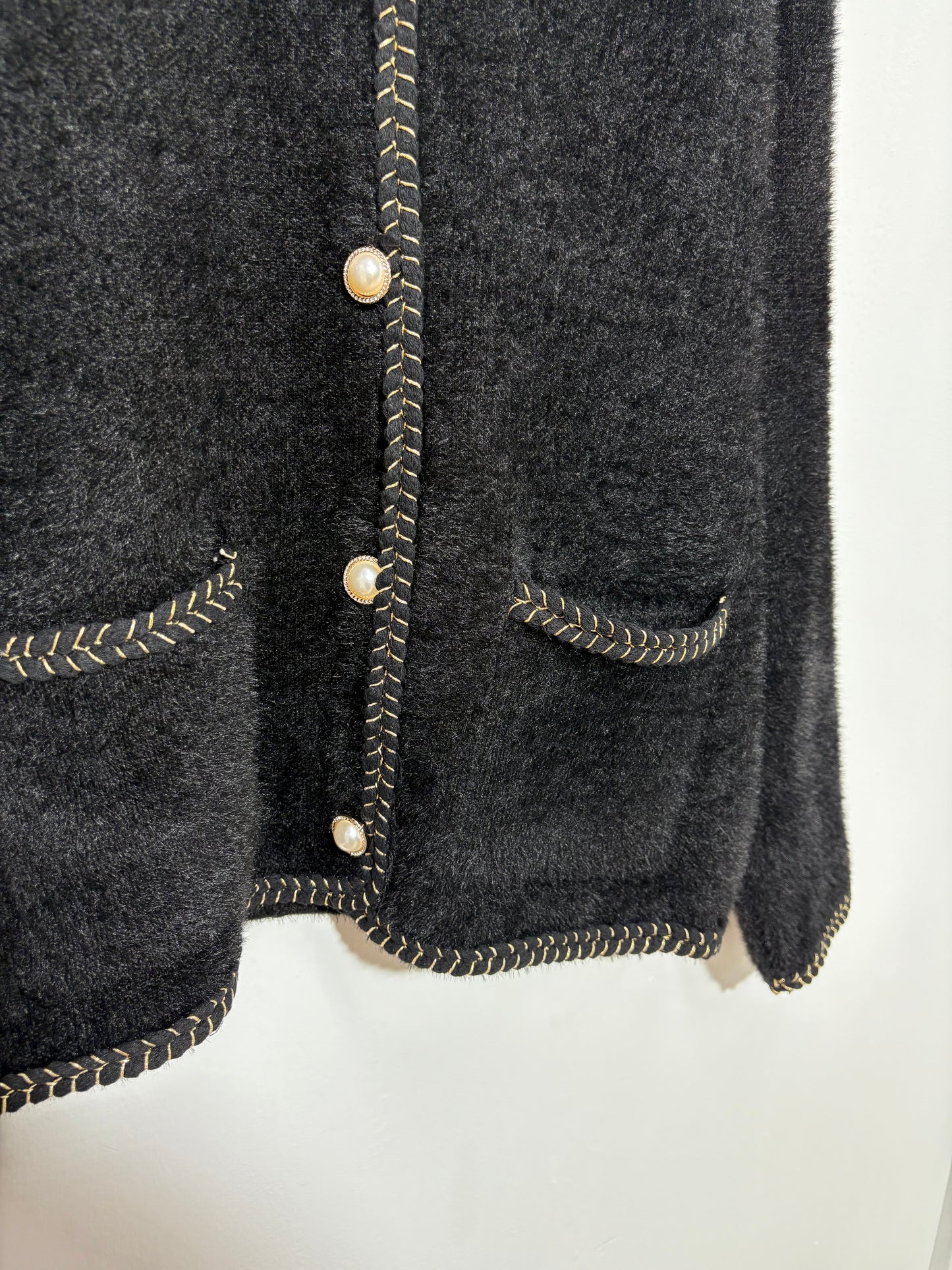 Chaqueta corte mujer “Sierra Oscura” en tono negro con escote en V, botones de perla y ribete dorado – Trapío