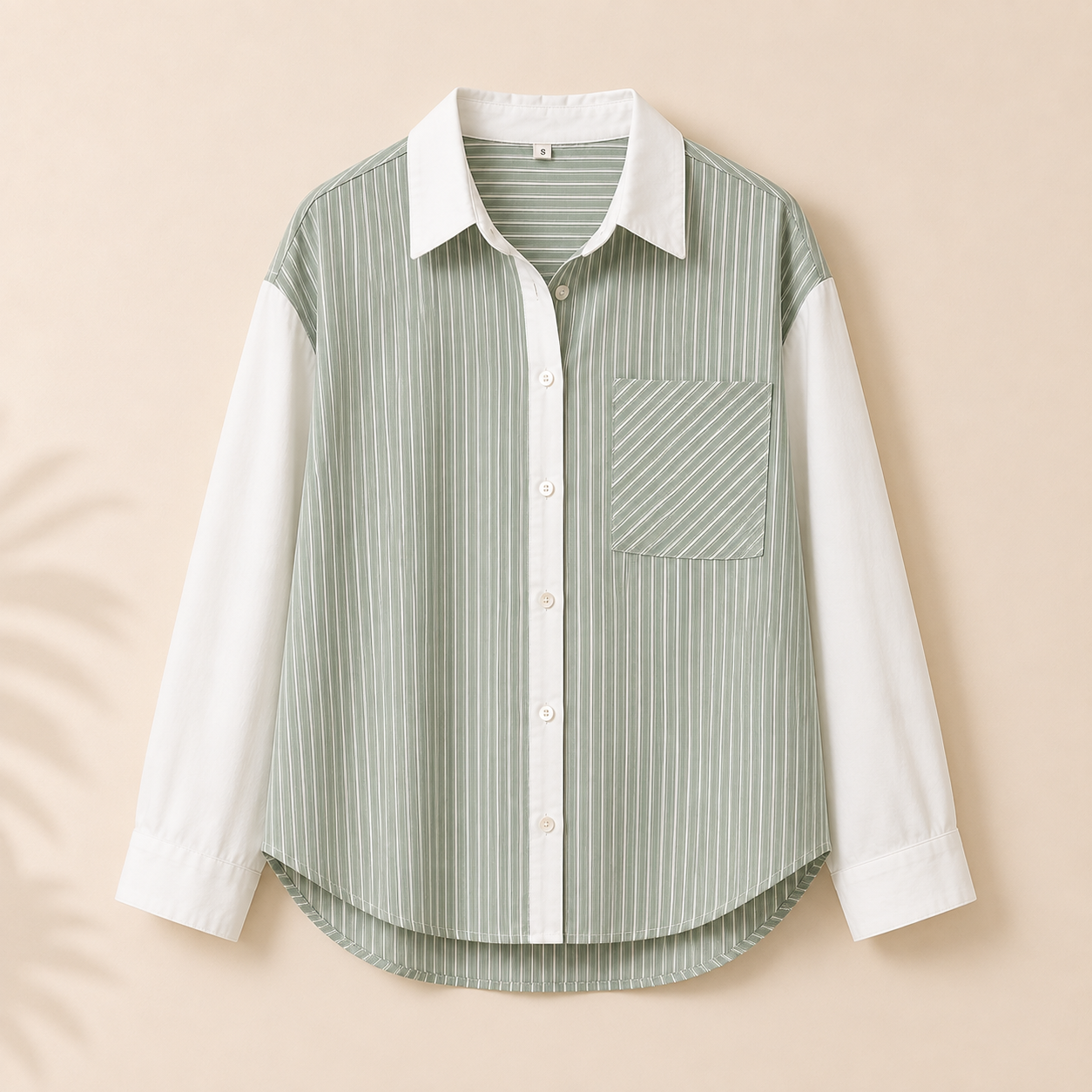 Camisa de mujer de rayas verticales verde salvia y blanco con cuello camisero y bolsillo delantero Trapío