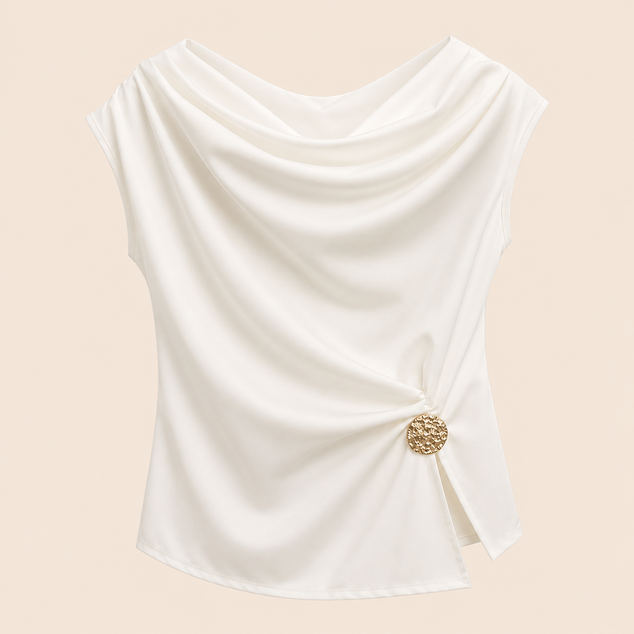Blusa blanca satinada con drapeado y detalle dorado – Trapio