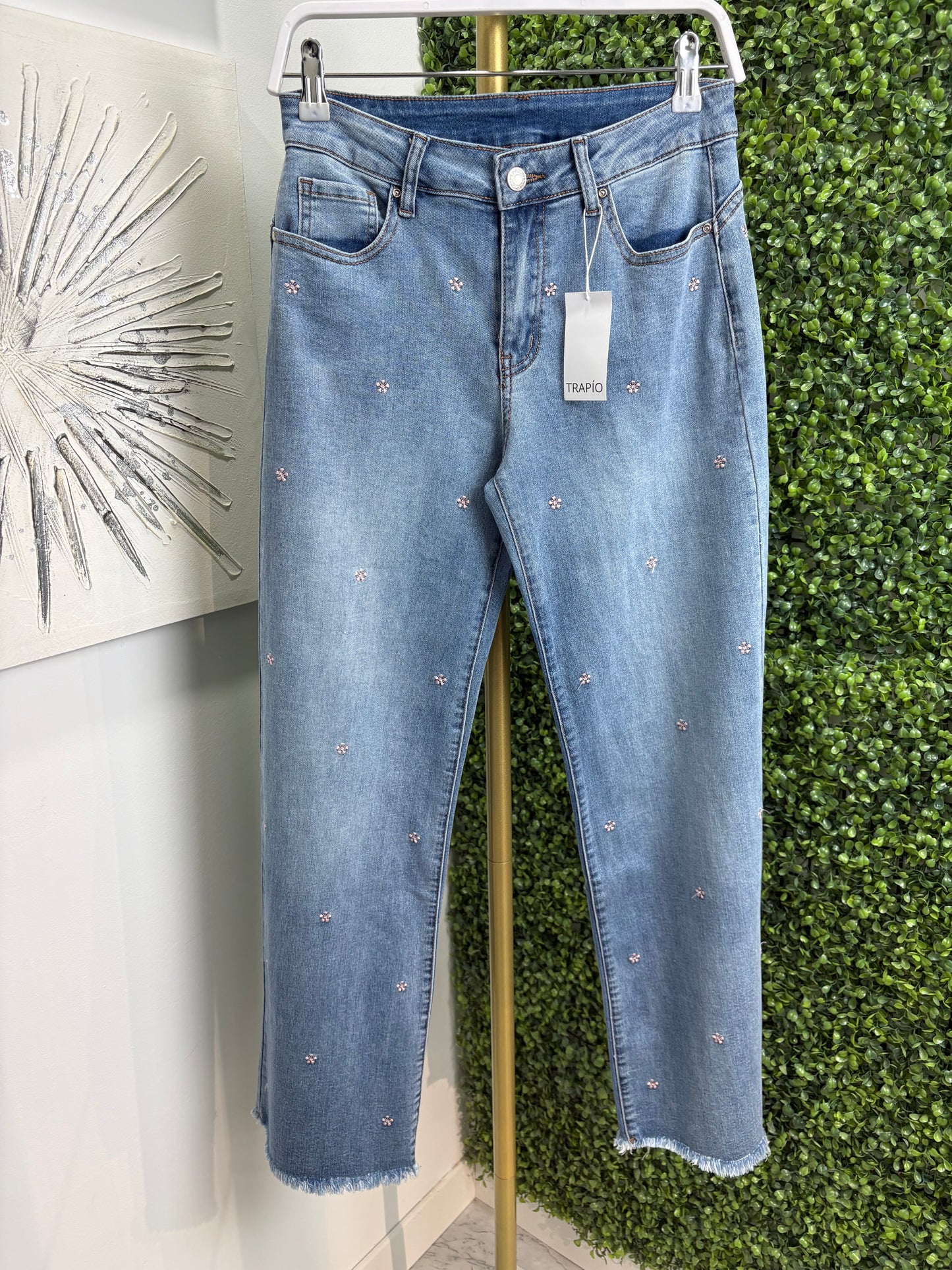 Pantalón vaquero bordado flores rosas