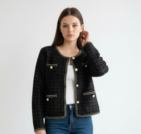 Chaqueta corte  mujer “Sierra Morena” en tono negro con ribete dorado y botones de perla – Trapío