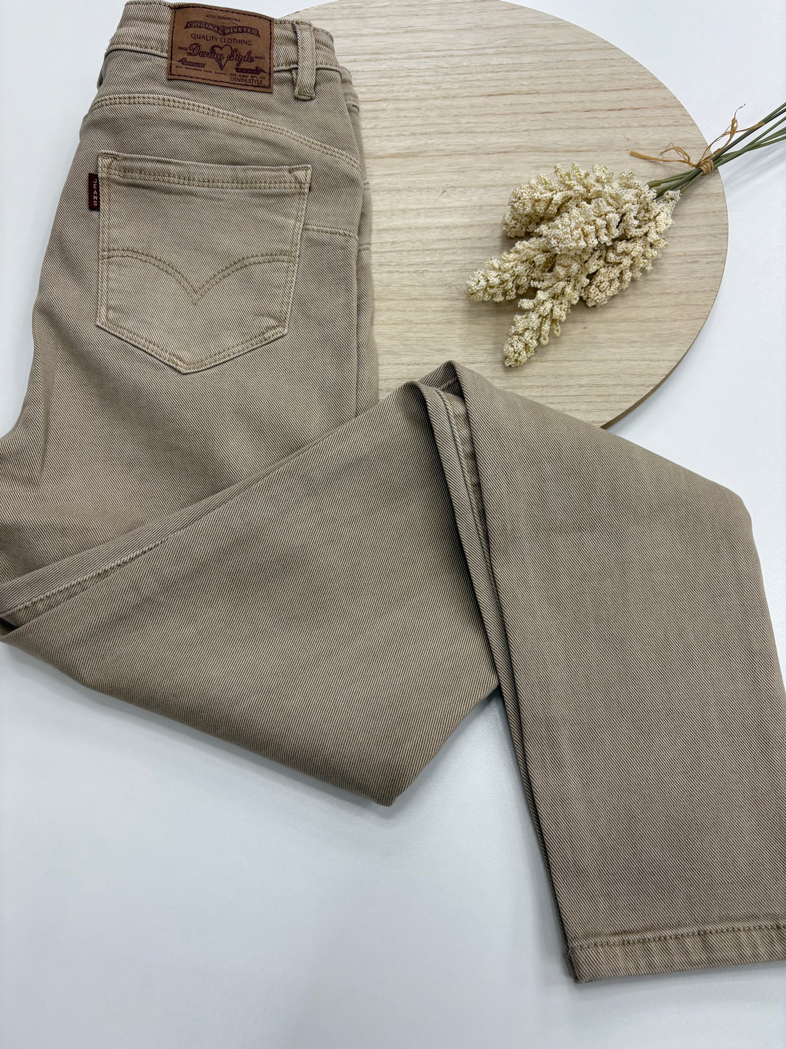 👖 Pantalón Pitillo “Sierra Arena” en tono beige arena – Trapío