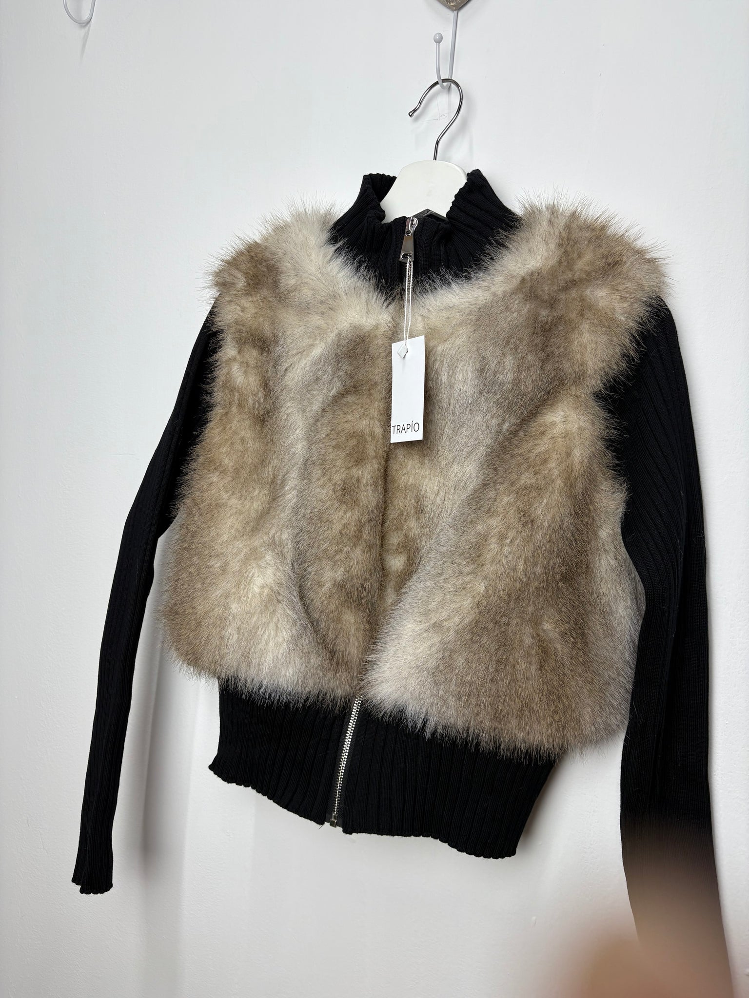 CHAQUETA ELÁSTICA DE PUNTOS CON PELO Y CREMALLERA – CUELLO ALTO Oscuro