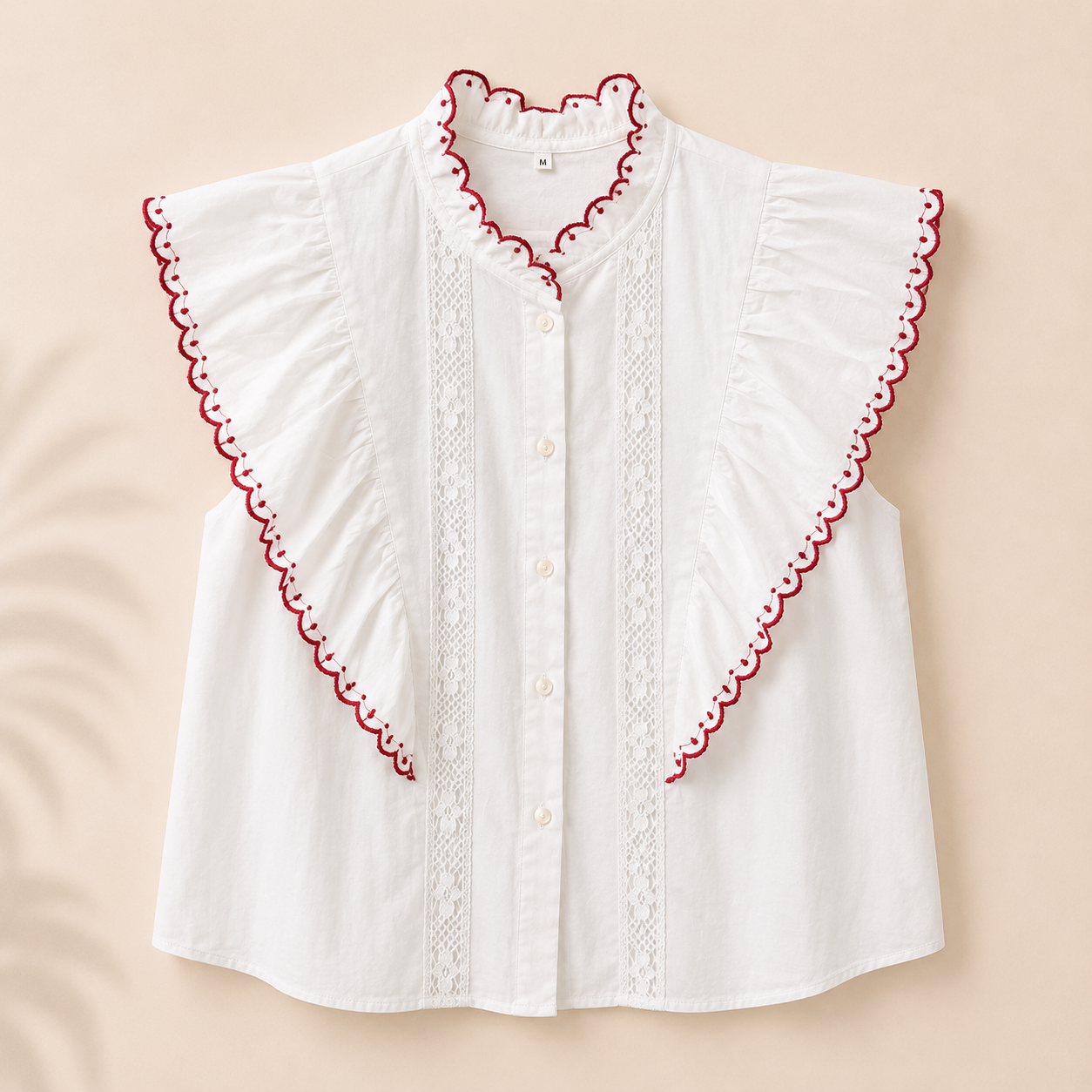 Blusa de mujer blanca con mangas cortas de volante, ribete rojo y detalles de encaje estilo romántico Trapío