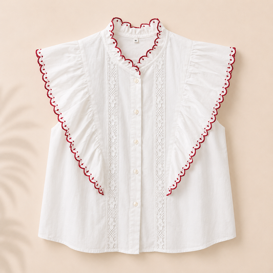 Blusa de mujer blanca con mangas cortas de volante, ribete rojo y detalles de encaje estilo romántico Trapío