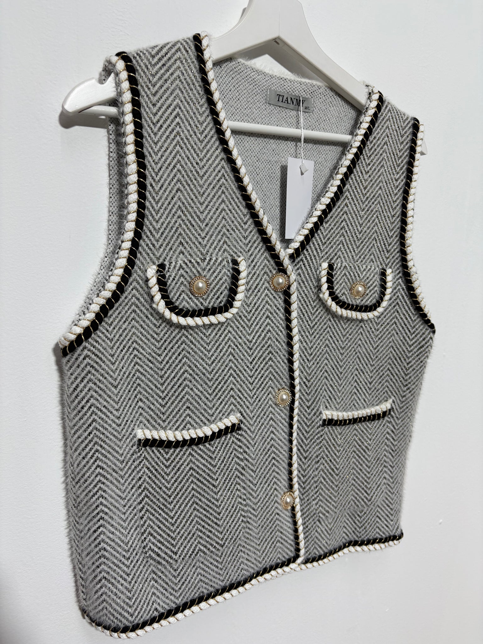 Chaleco Sierra Blanca – Tono Beige con Hilo Dorado-Trapío