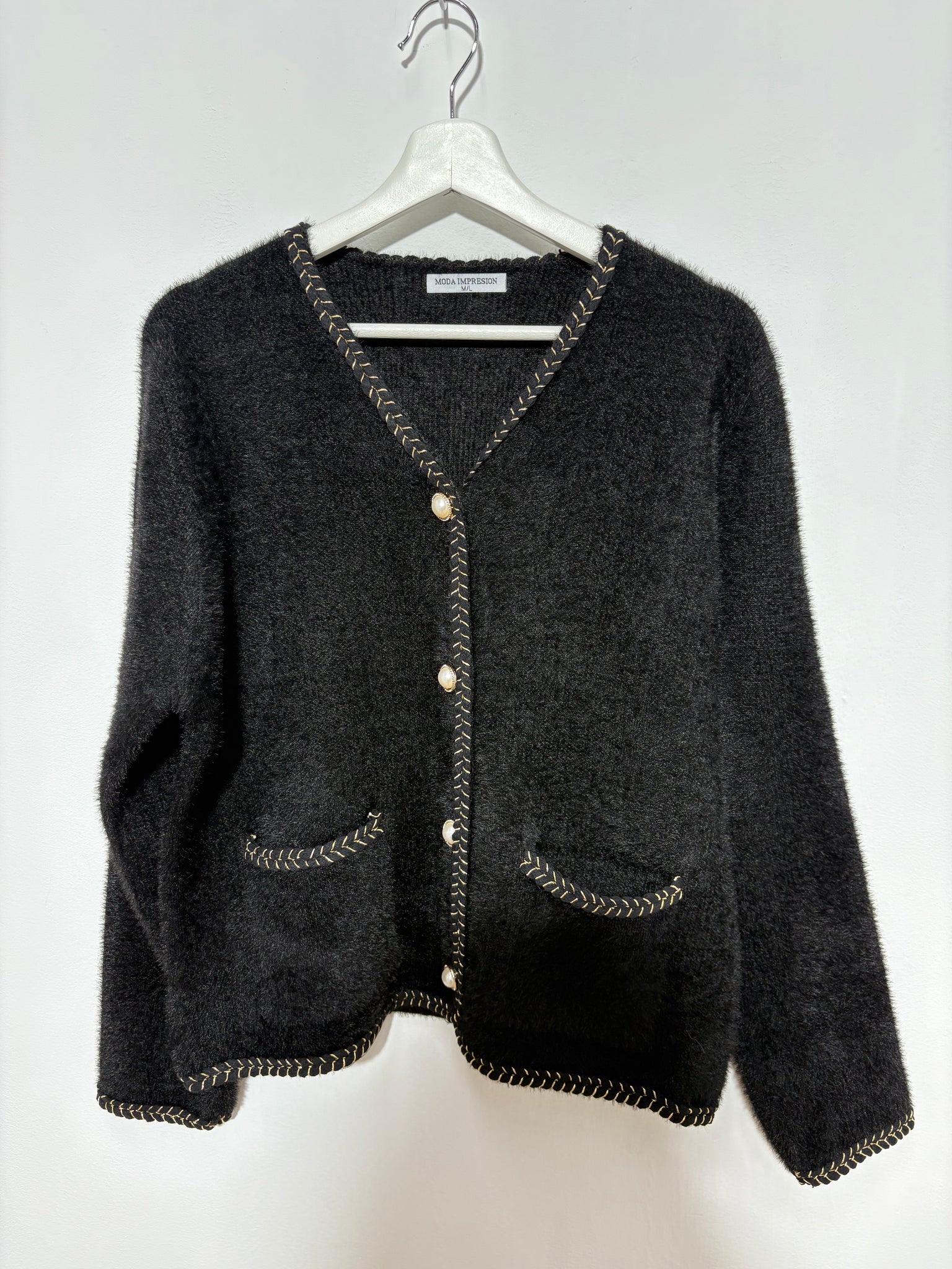 Chaqueta corte  mujer “Sierra Oscura” en tono negro con escote en V, botones de perla y ribete dorado – Trapío