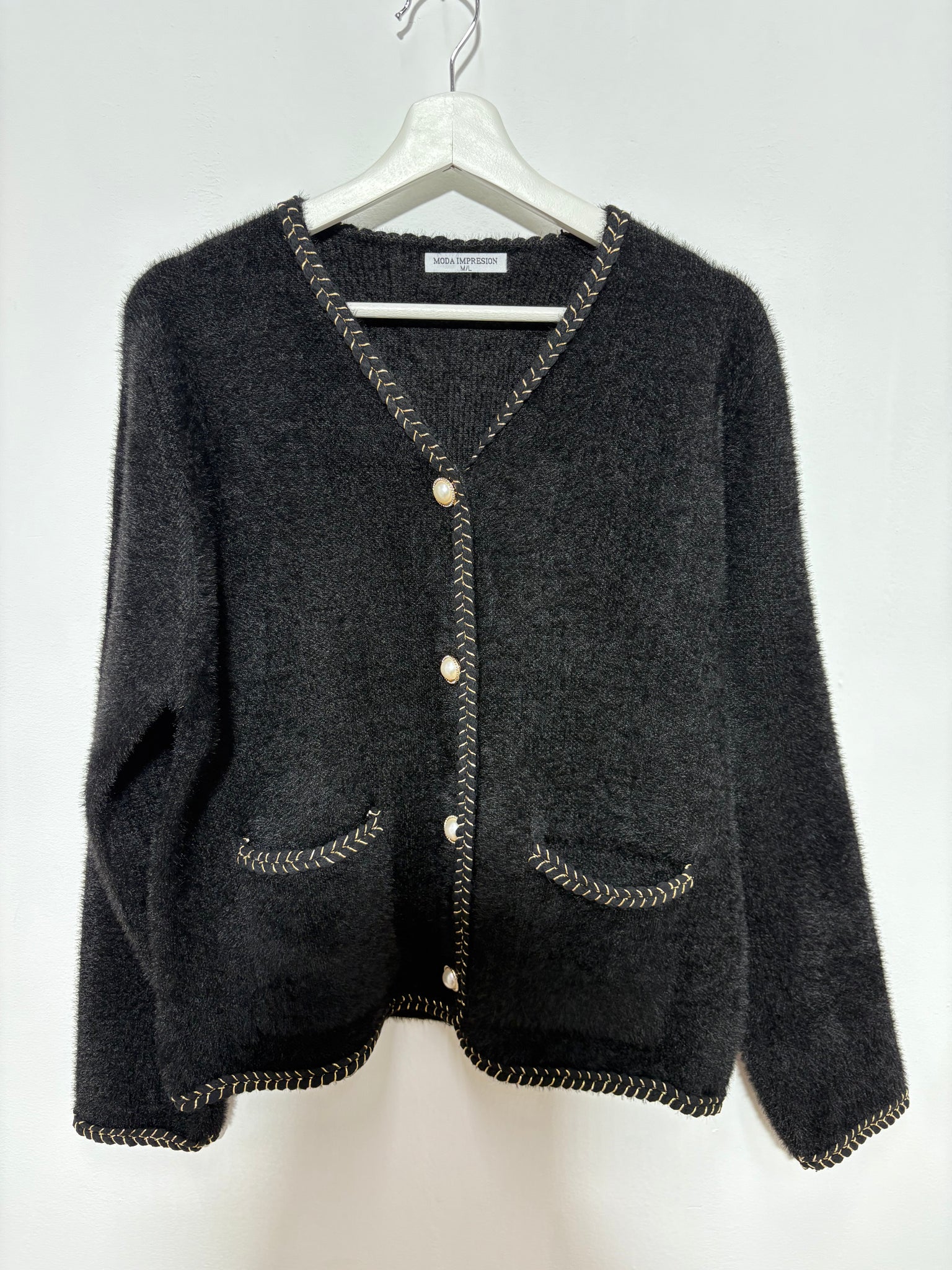 Chaqueta corte  mujer “Sierra Oscura” en tono negro con escote en V, botones de perla y ribete dorado – Trapío