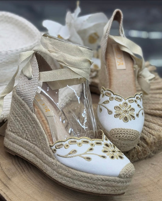 Zapatillas cuña blanca  y oro bordado