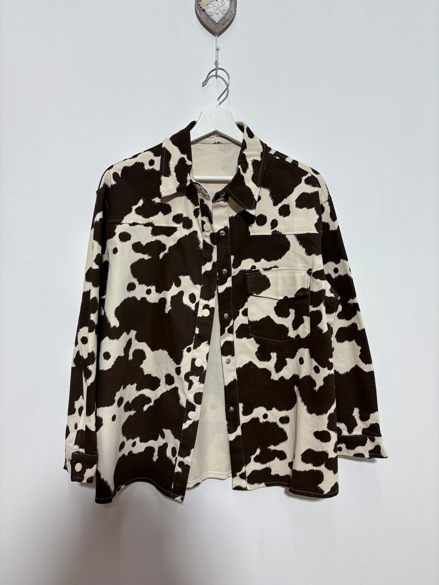 Sobrecamisa Estepa Brava – Vaquera con estampado de vaca y botones de presión | Trapío