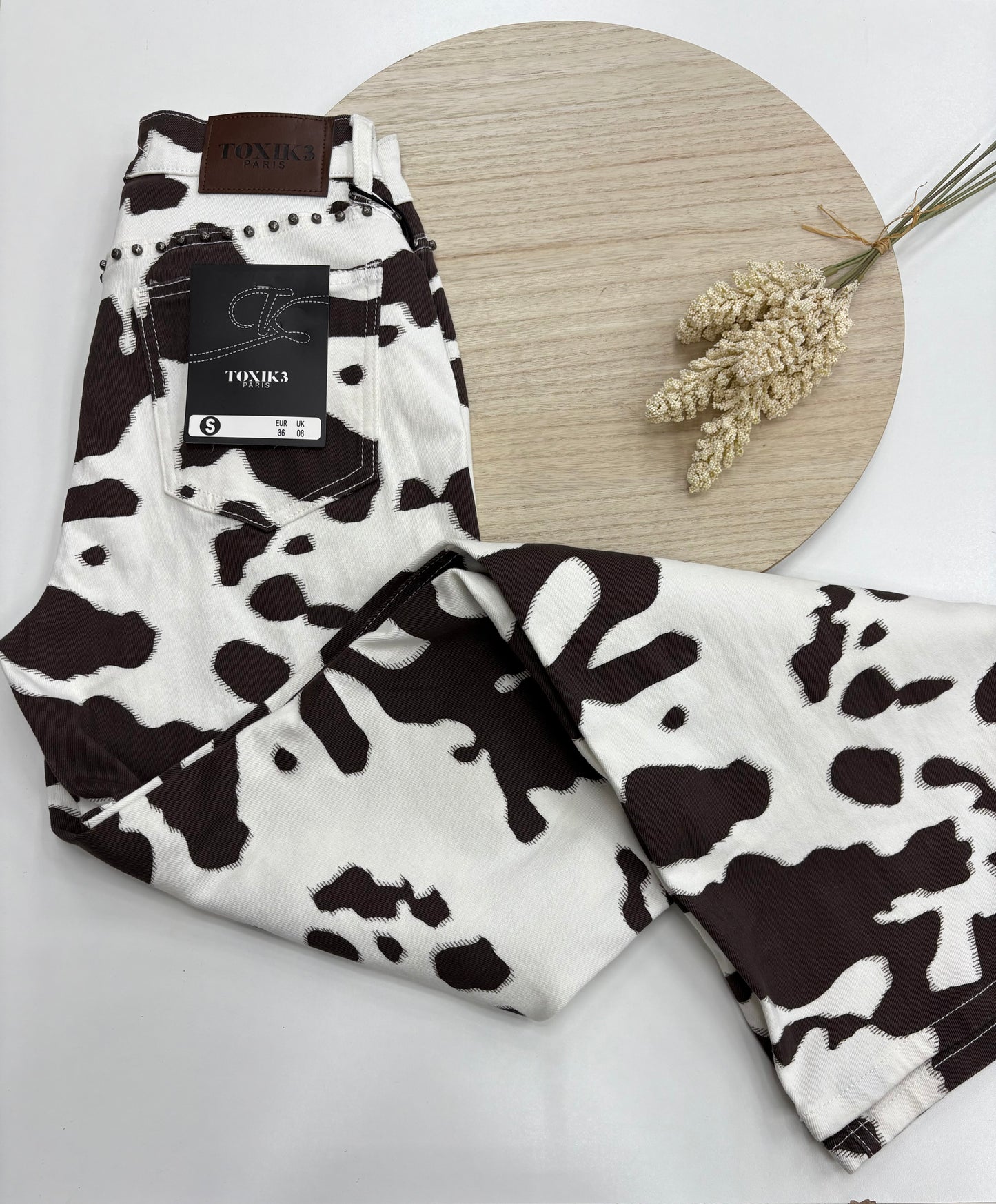 Pantalón Senda Bruna – Animal Print vaca marrón chocolate con tachuelas y pata ancha | Trapío