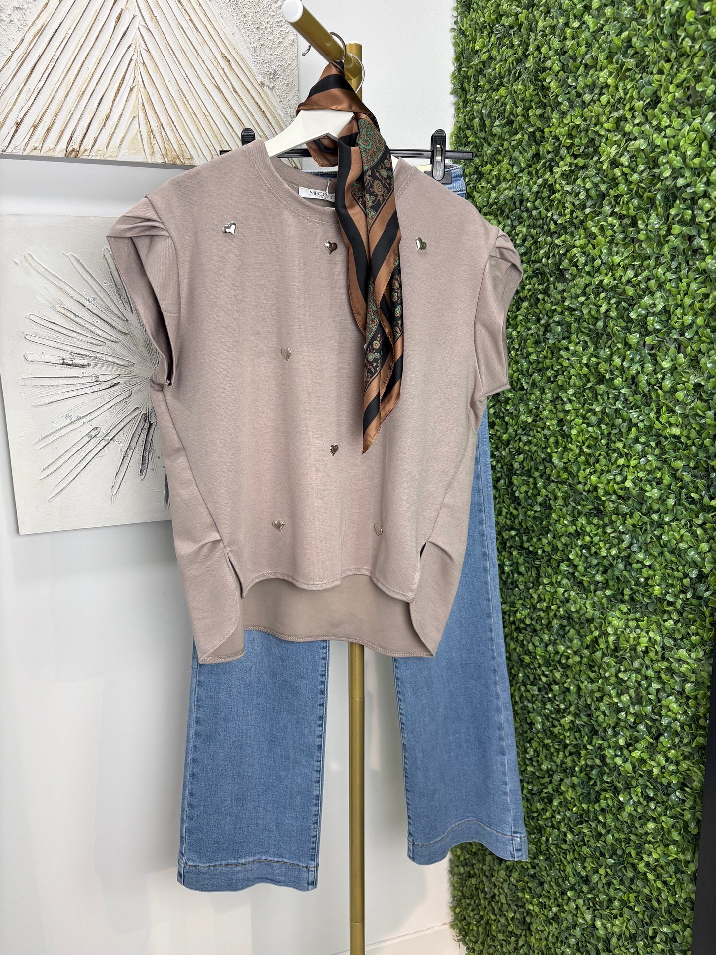 Camiseta corazón taupe