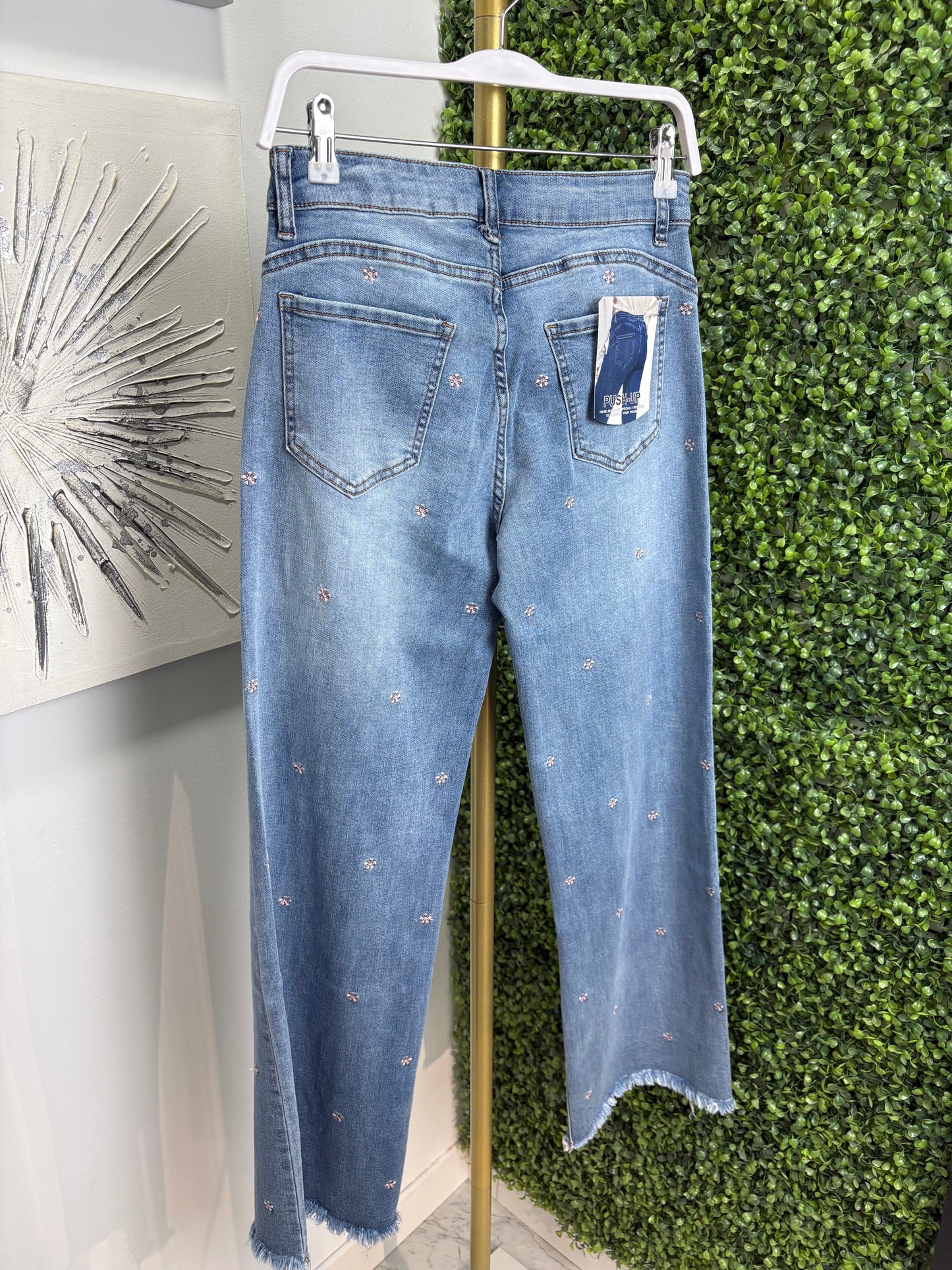 Pantalón vaquero bordado flores rosas