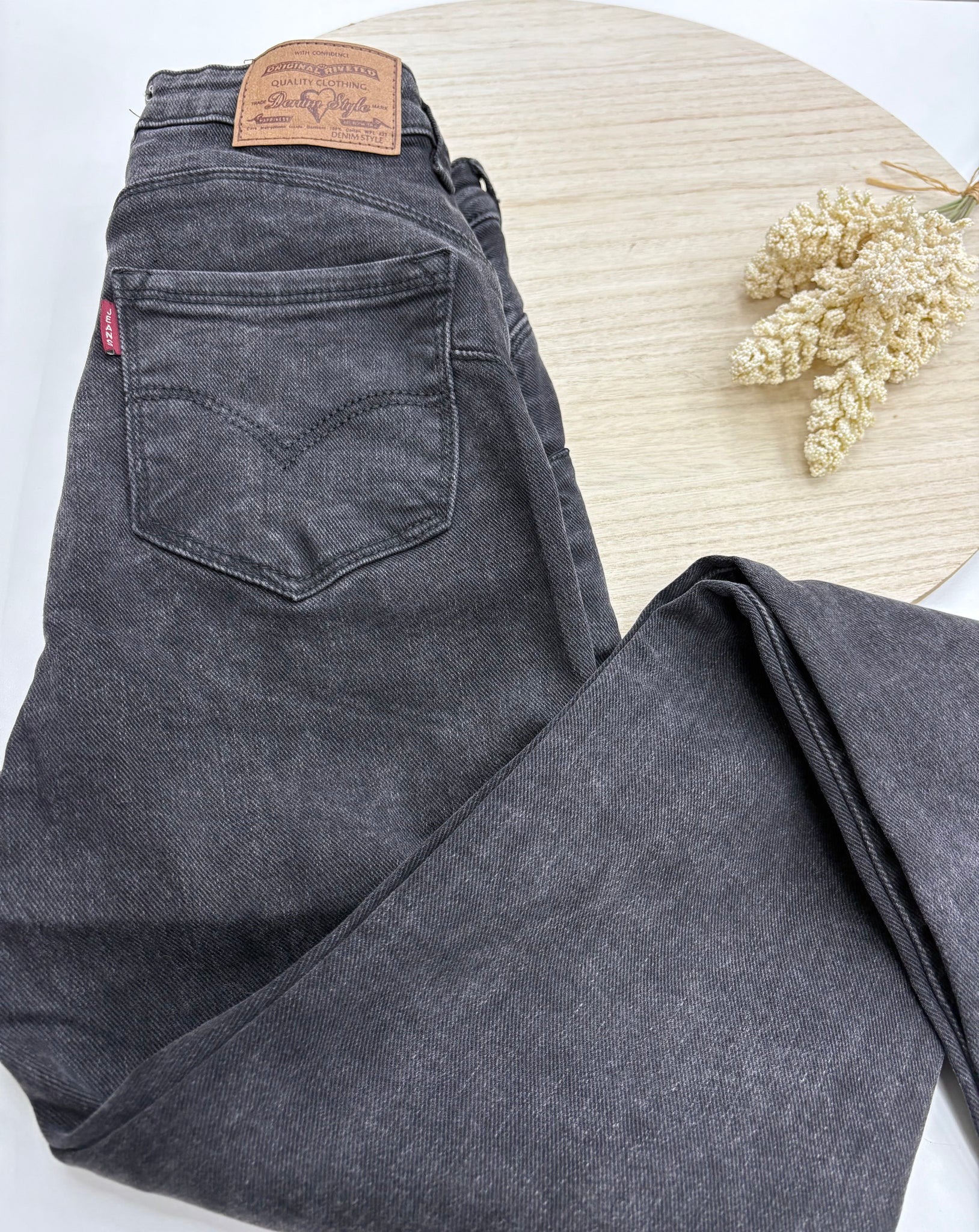 👖 Pantalón Pitillo “Sierra Lava” en tono vaquero negro lavado – Trapío