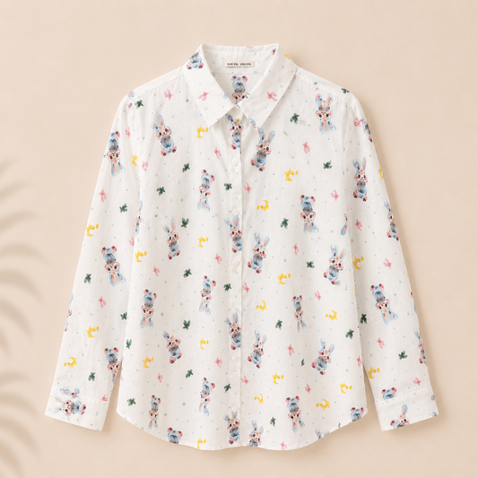 Camisa de mujer blanca con estampado de conejitos multicolor, cuello camisero y manga larga Trapío