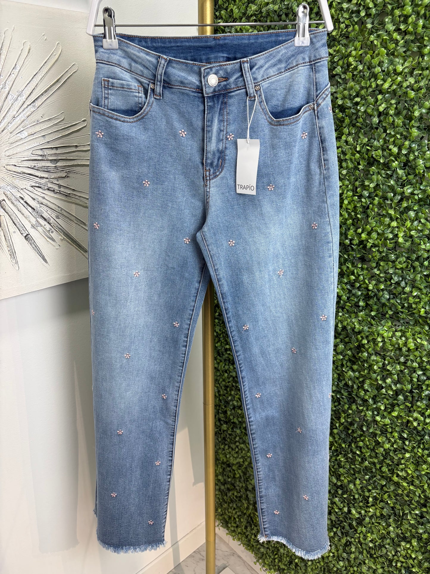 Pantalón vaquero bordado flores rosas
