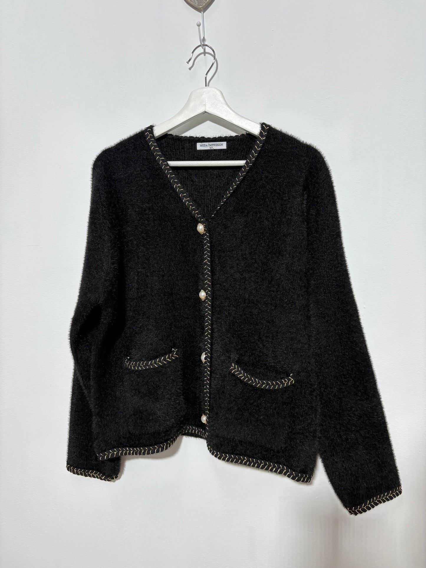 Chaqueta corte  mujer “Sierra Oscura” en tono negro con escote en V, botones de perla y ribete dorado – Trapío