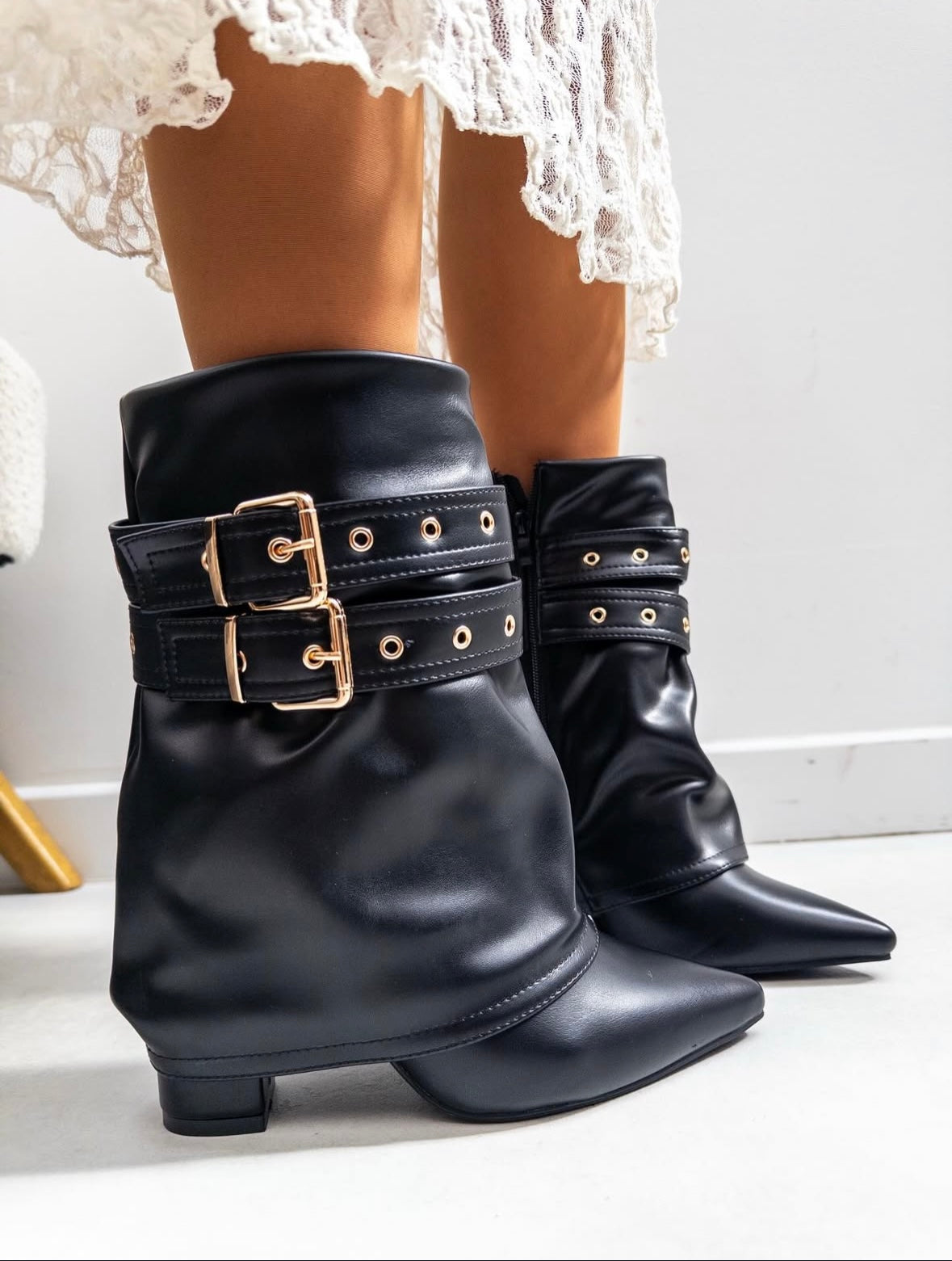 Bota negra hebilla