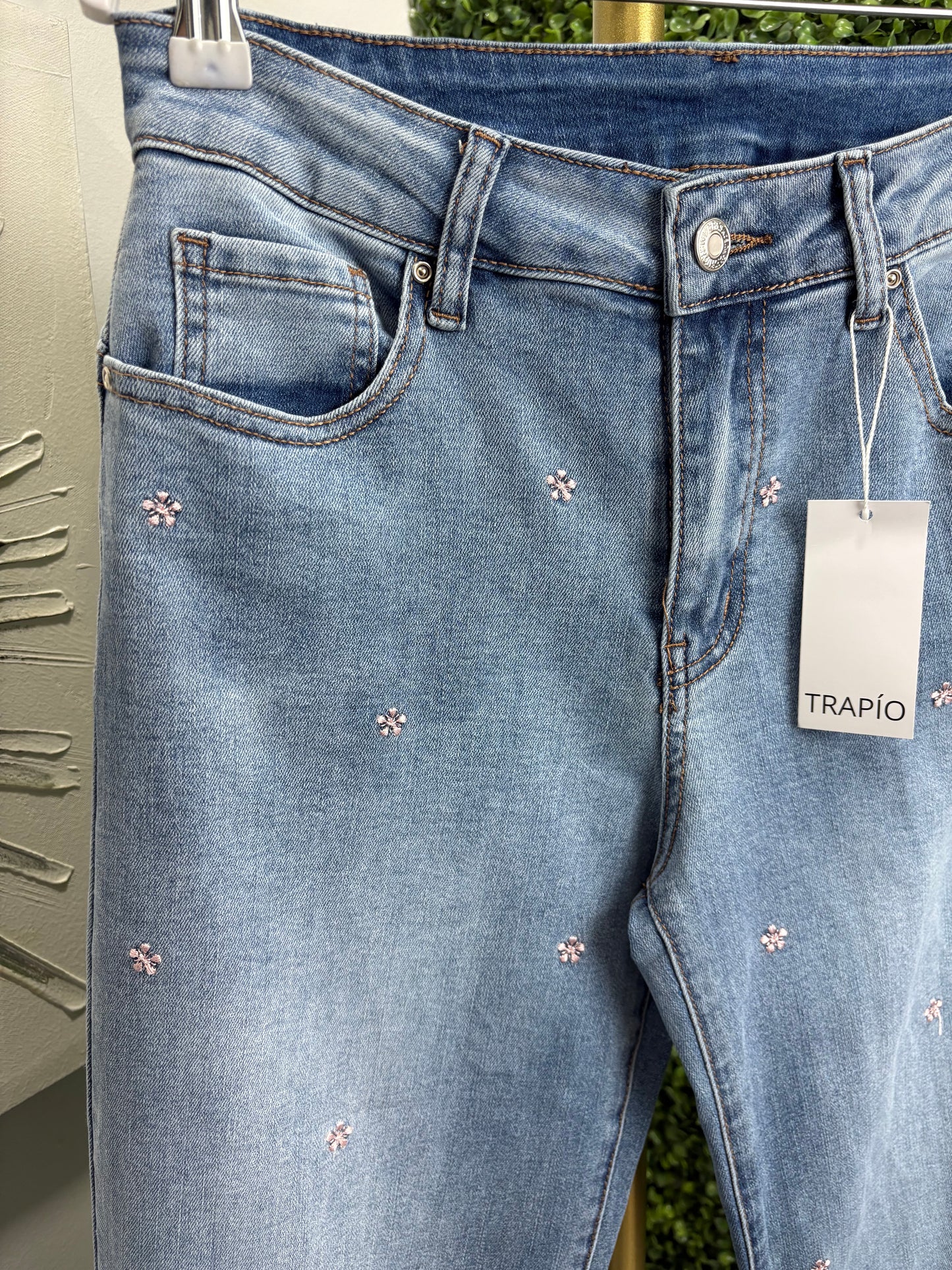 Pantalón vaquero bordado flores rosas