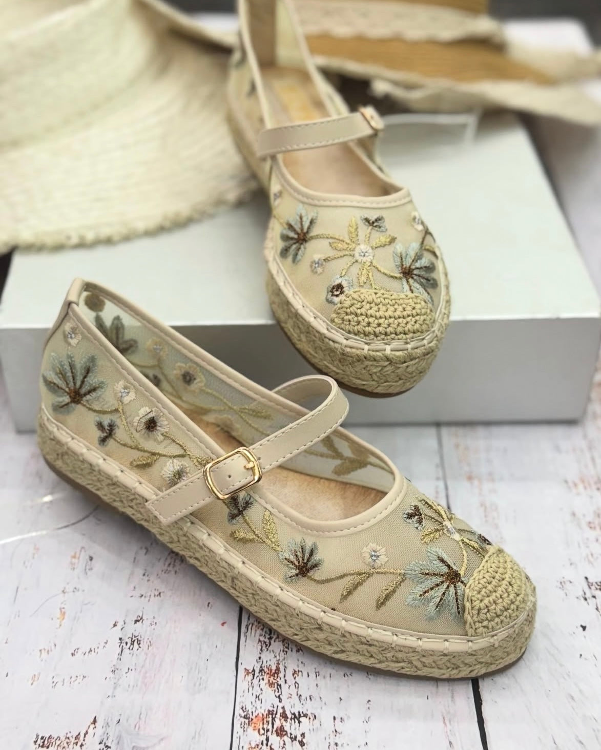 Zapatillas plana bordados beige