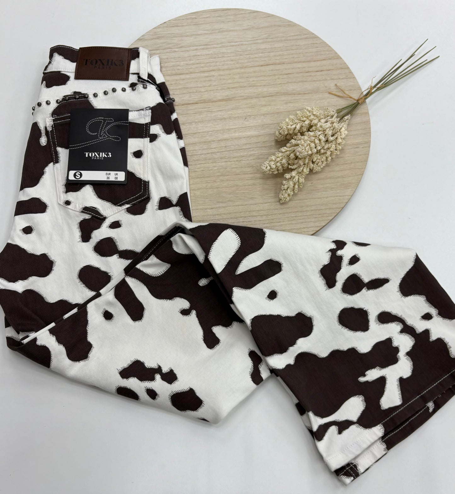 Pantalón Senda Bruna – Animal Print vaca marrón chocolate con tachuelas y pata ancha | Trapío