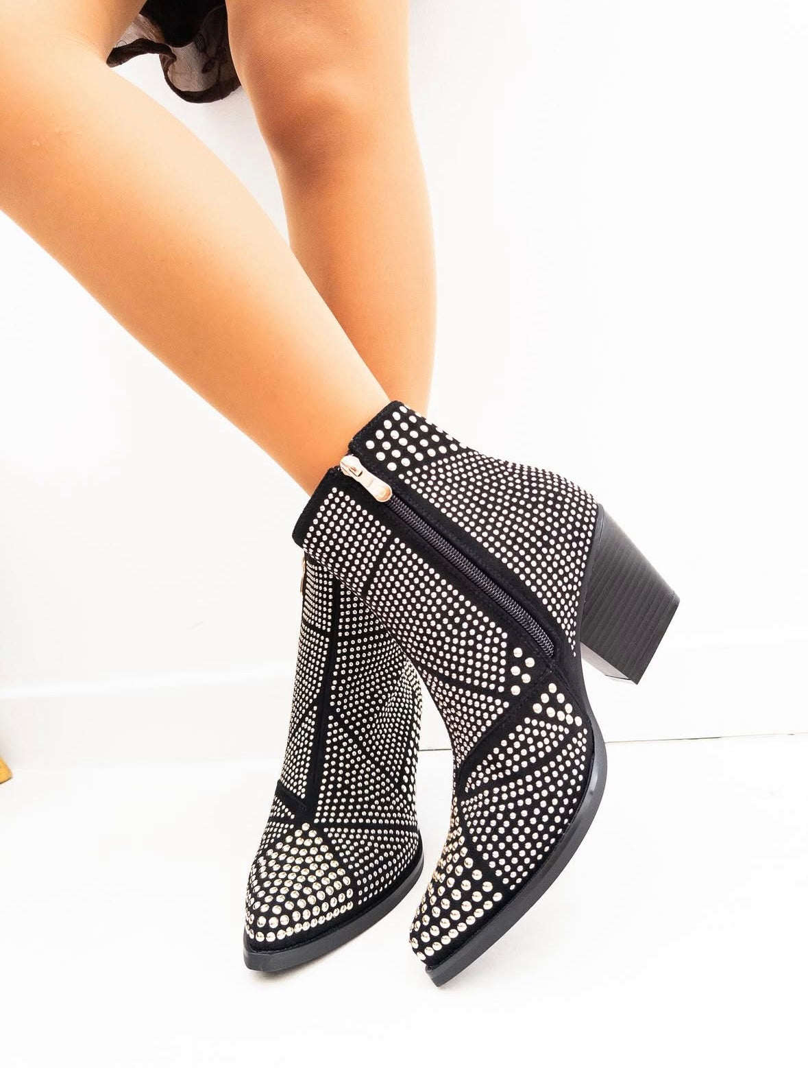 Bota negra tachos