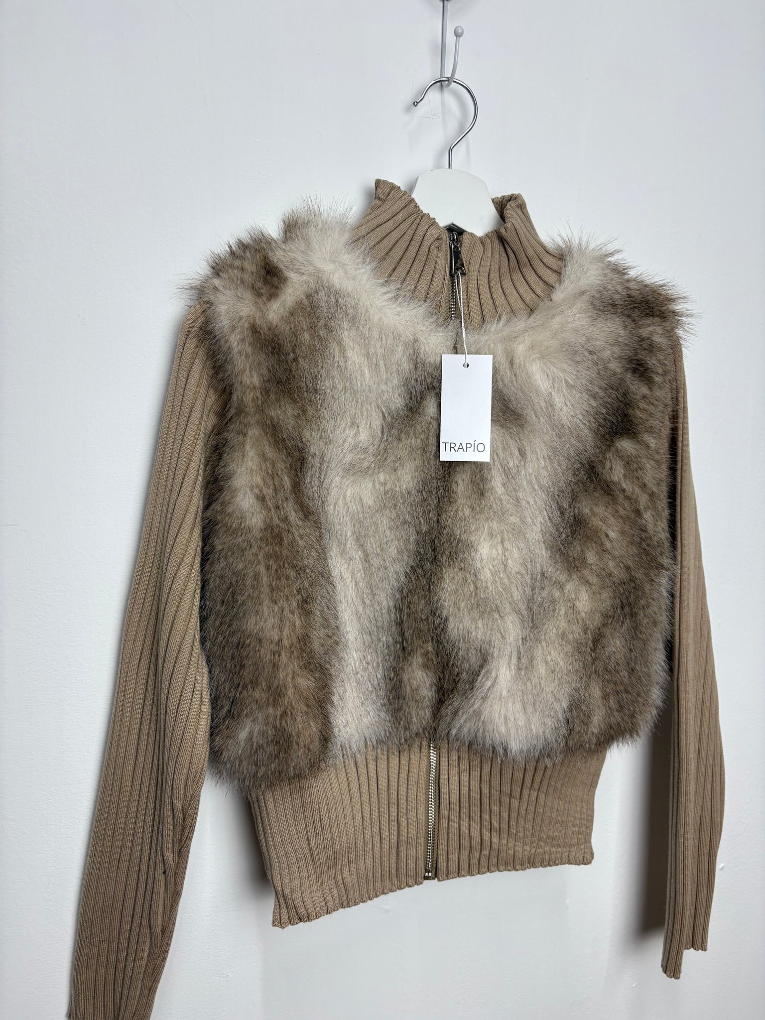 CHAQUETA ELÁSTICA DE PUNTOS CON PELO Y CREMALLERA – CUELLO ALTO Arena