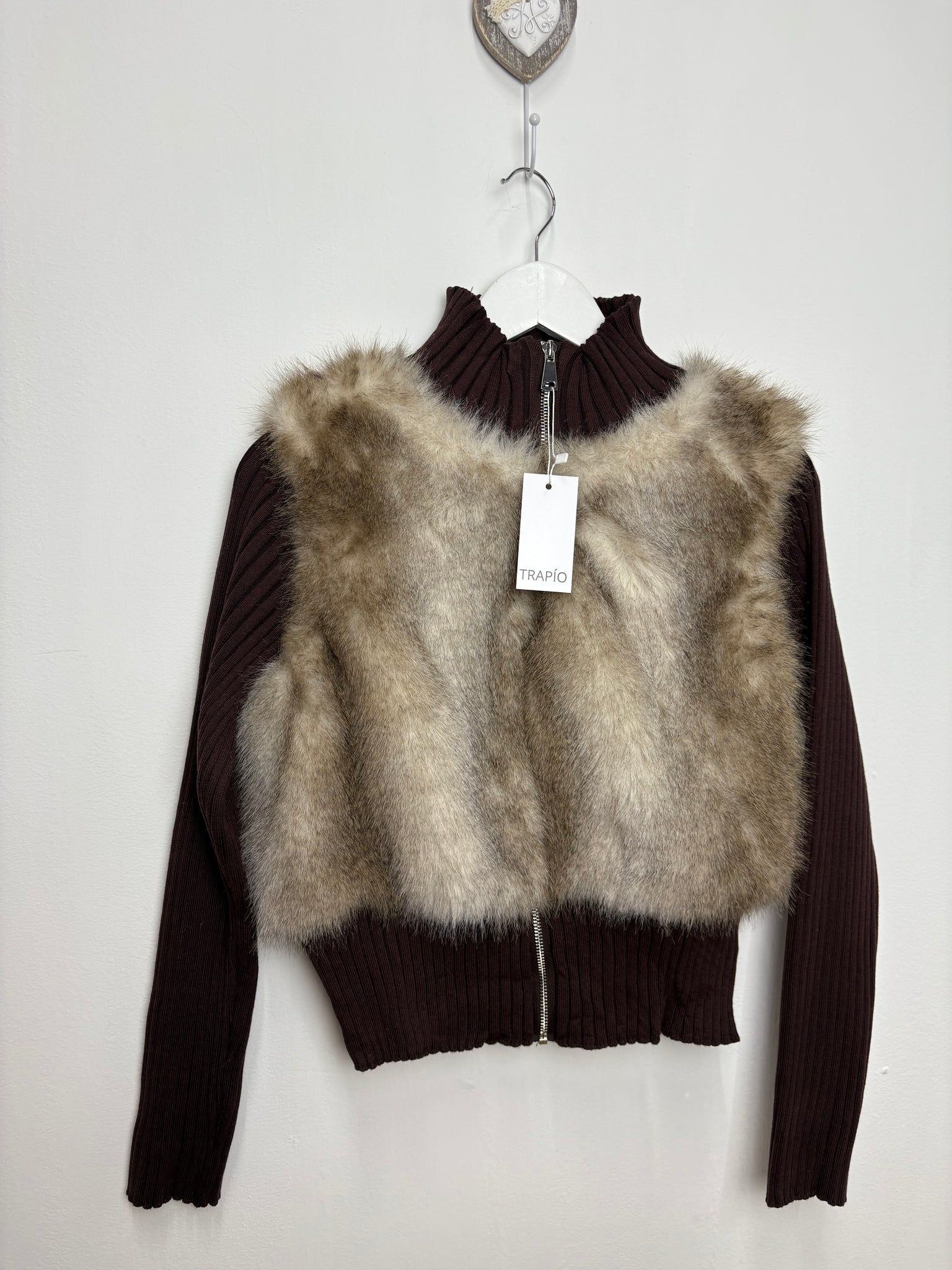 CHAQUETA ELÁSTICA DE PUNTOS CON PELO Y CREMALLERA – CUELLO ALTO Marrón Chocolate