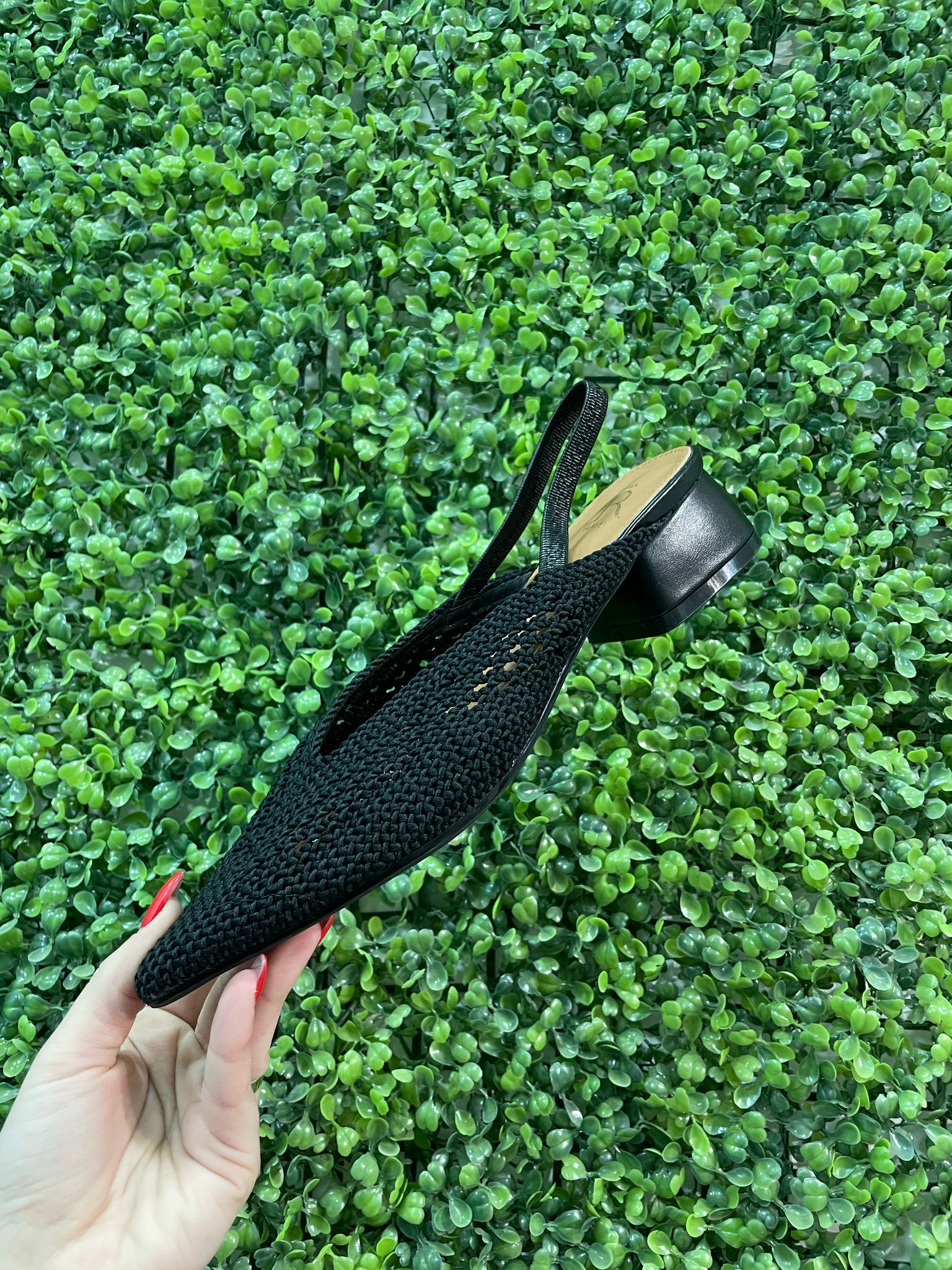 Zapato semi plano trenzado negro