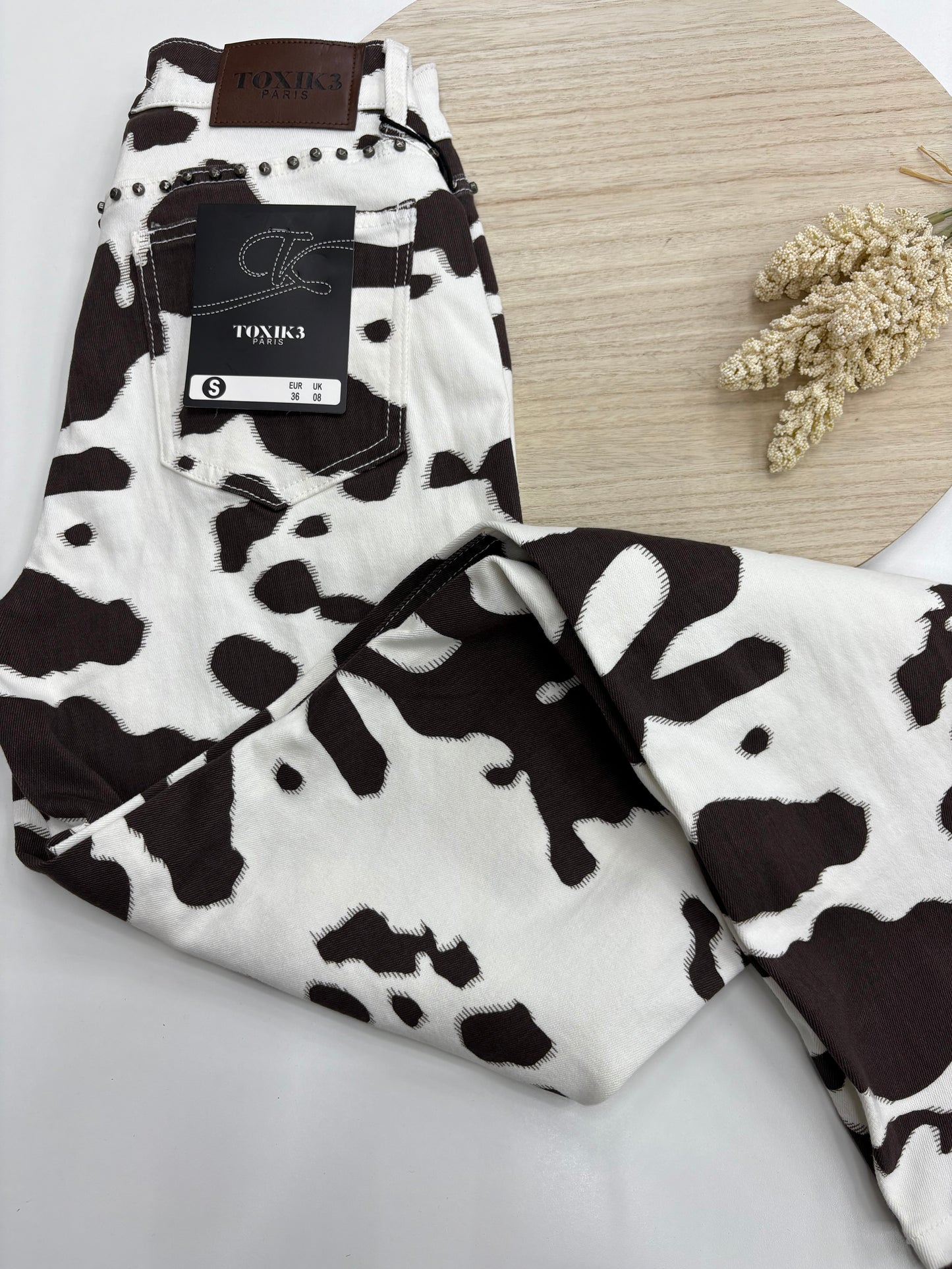 Pantalón Senda Bruna – Animal Print vaca marrón chocolate con tachuelas y pata ancha | Trapío