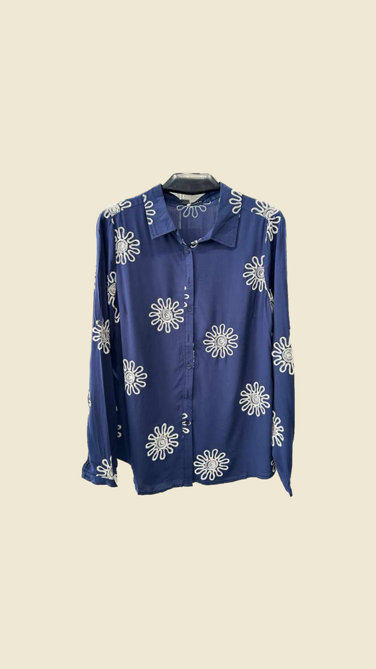 Camisa azul bordada flor