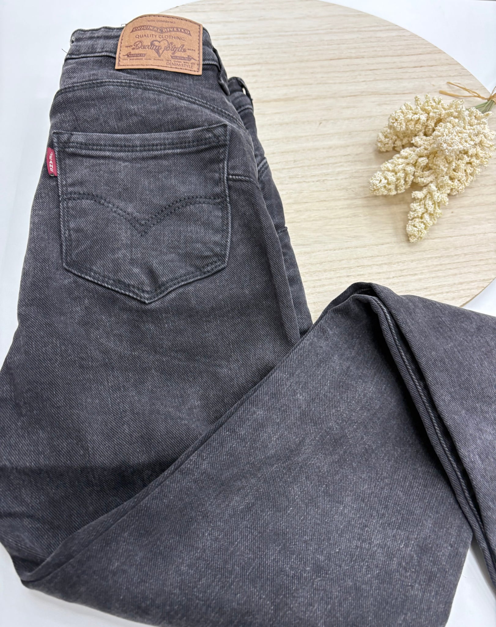 👖 Pantalón Pitillo “Sierra Lava” en tono vaquero negro lavado – Trapío