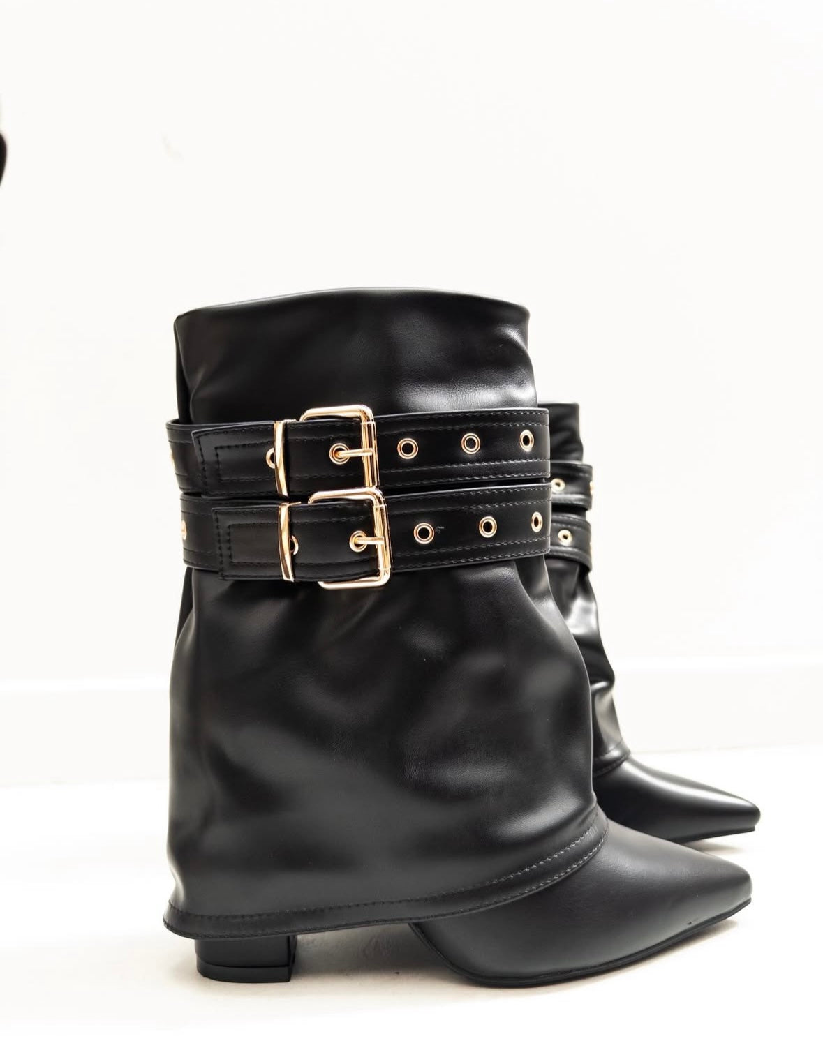 Bota negra hebilla