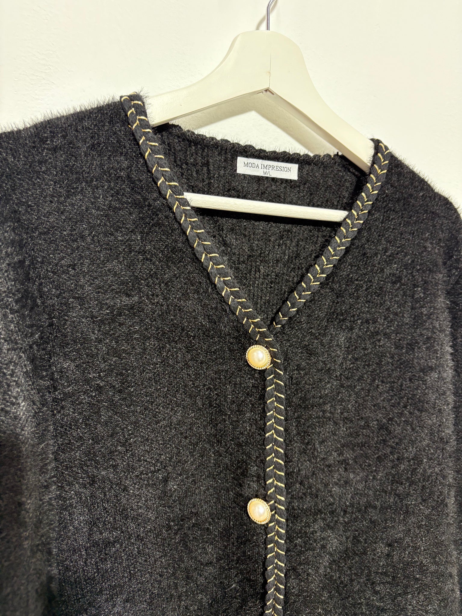 Chaqueta corte  mujer “Sierra Oscura” en tono negro con escote en V, botones de perla y ribete dorado – Trapío