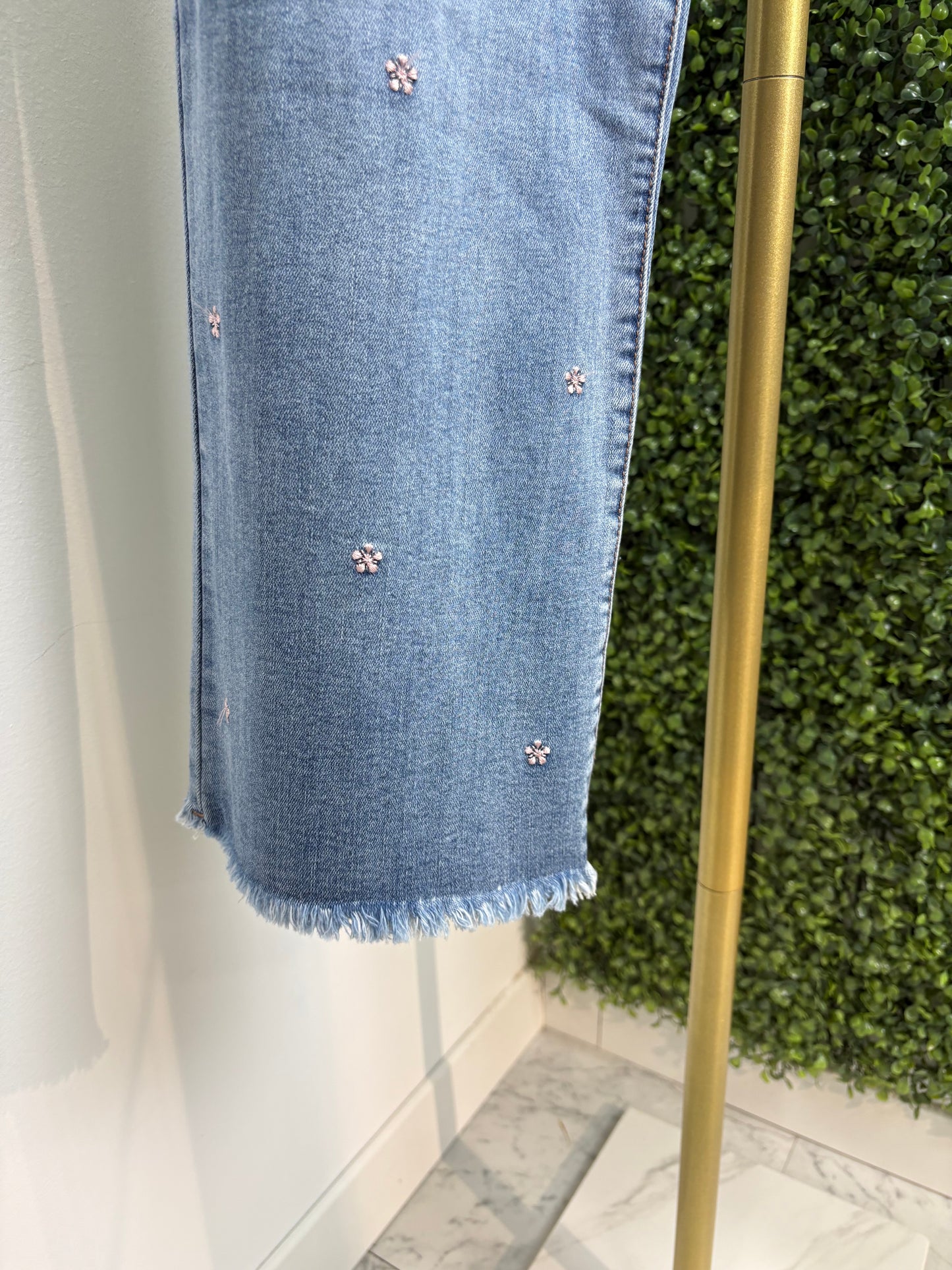 Pantalón vaquero bordado flores rosas