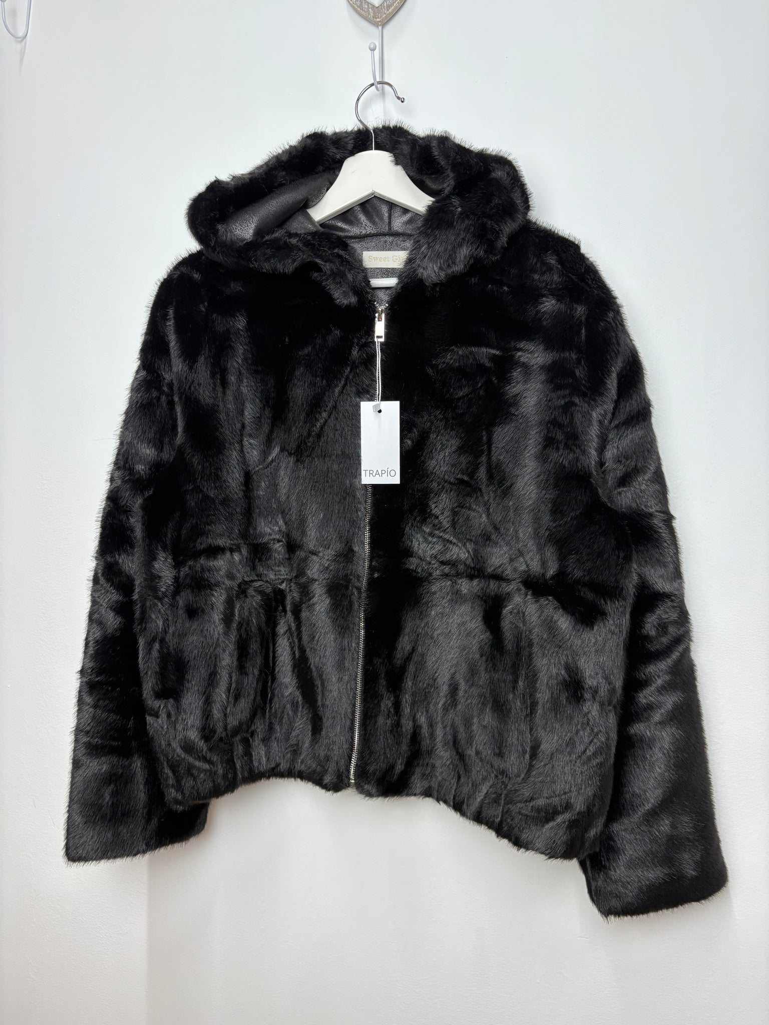 CHAQUETA DE PELO SINTÉTICO oscura TIPO BOMBER CON CREMALLERA Y GORRO – MUJER trapío