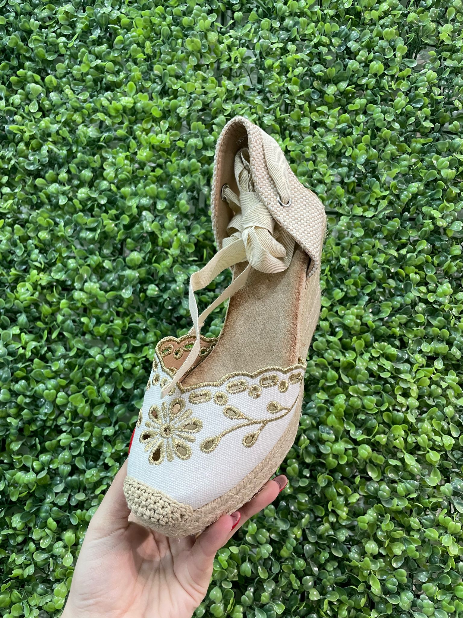 Zapatillas cuña blanca  y oro bordado