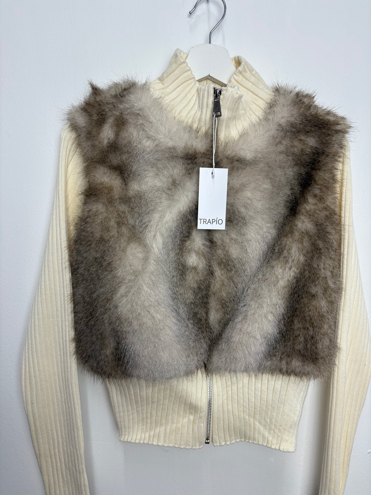 CHAQUETA ELÁSTICA DE PUNTOS CON PELO Y CREMALLERA – CUELLO ALTO Beige