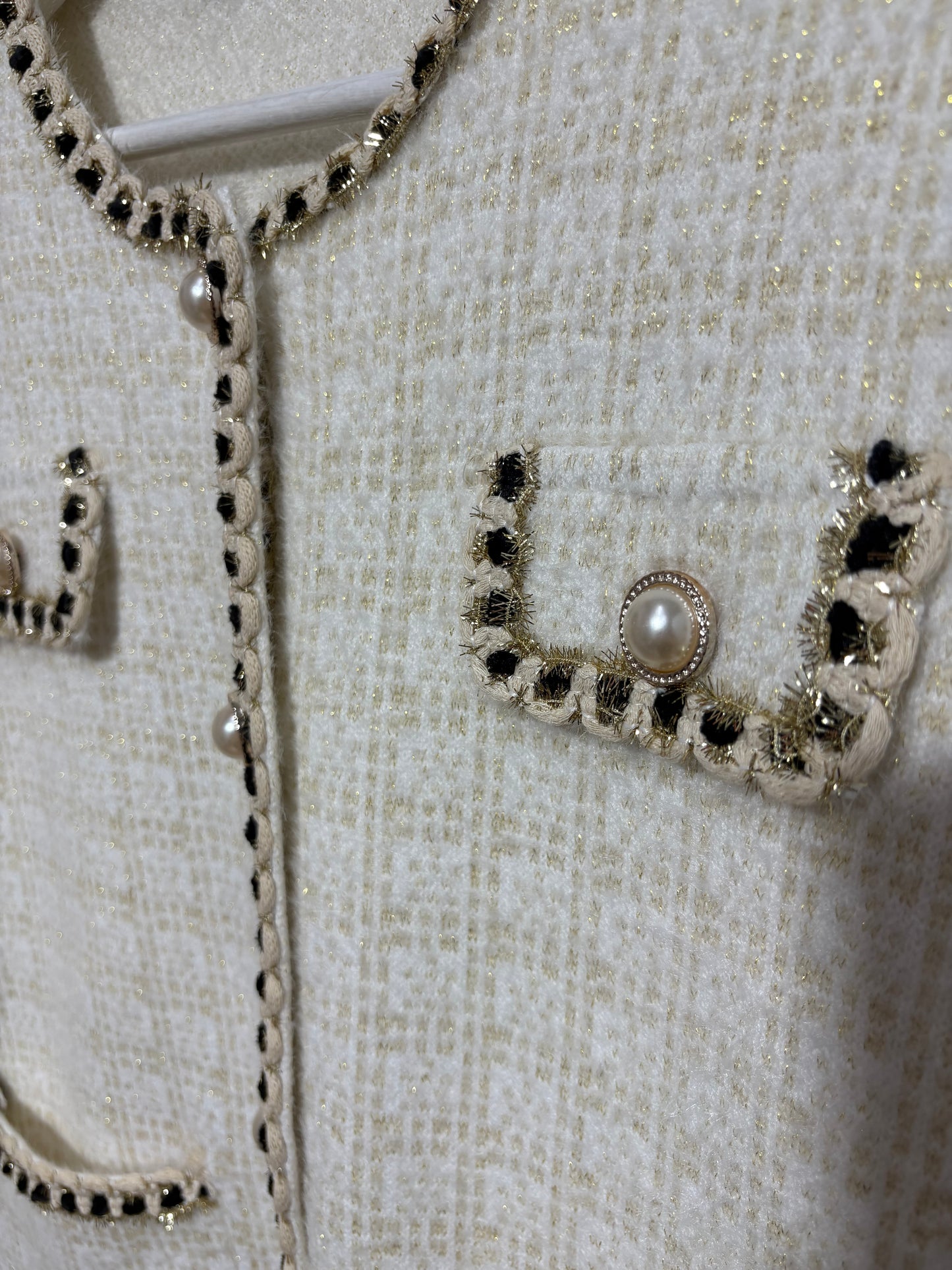 Chaqueta corte  mujer “Sierra Beige” en tono beige con ribete dorado y botones de perla – Trapío