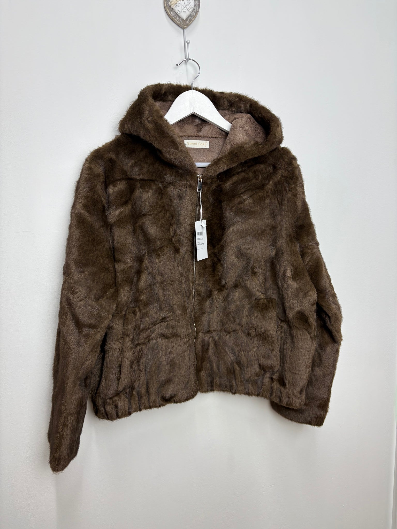 CHAQUETA DE PELO SINTÉTICO TIPO BOMBER CON CREMALLERA Y GORRO – MUJER marrón Trapío