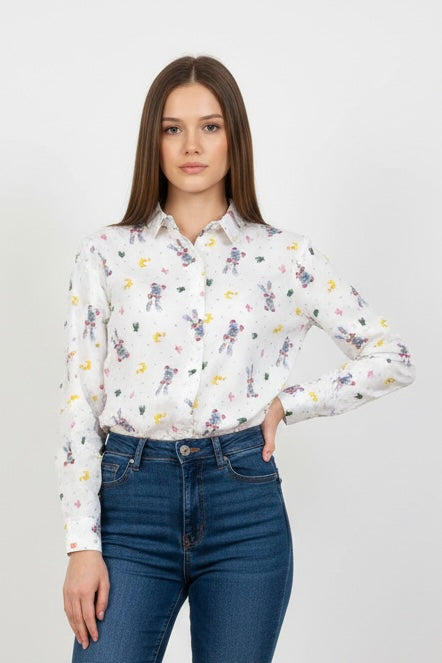 Camisa de Mujer Blanca con Estampado de Conejitos y Medias Lunas Amarillas – Trapio