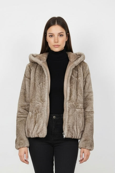 CHAQUETA DE PELO SINTÉTICO Beig TIPO BOMBER CON CREMALLERA Y GORRO – MUJER  Trapío