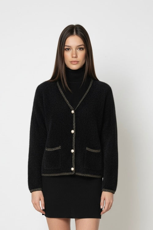 Chaqueta corte  mujer “Sierra Oscura” en tono negro con escote en V, botones de perla y ribete dorado – Trapío