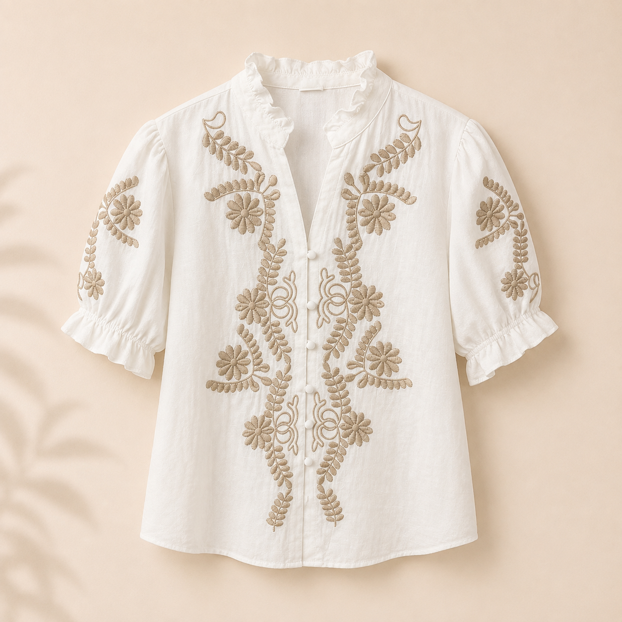 Camisa de mujer blanca con bordado floral en beige, cuello mao con volante y manga corta abullonada Trapío