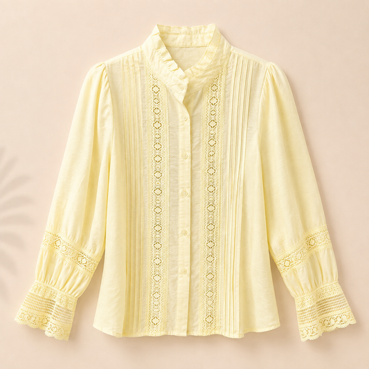 Camisa de mujer amarilla pastel con cuello mao, detalles de encaje y manga larga abullonada estilo romántico Trapío