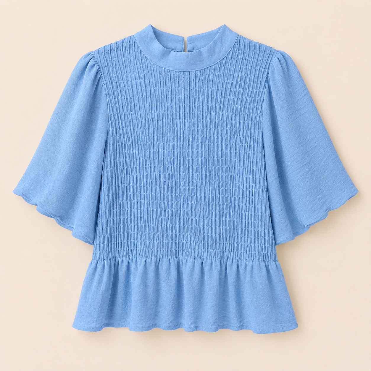 Blusa azul cielo fruncida con volante – Trapio