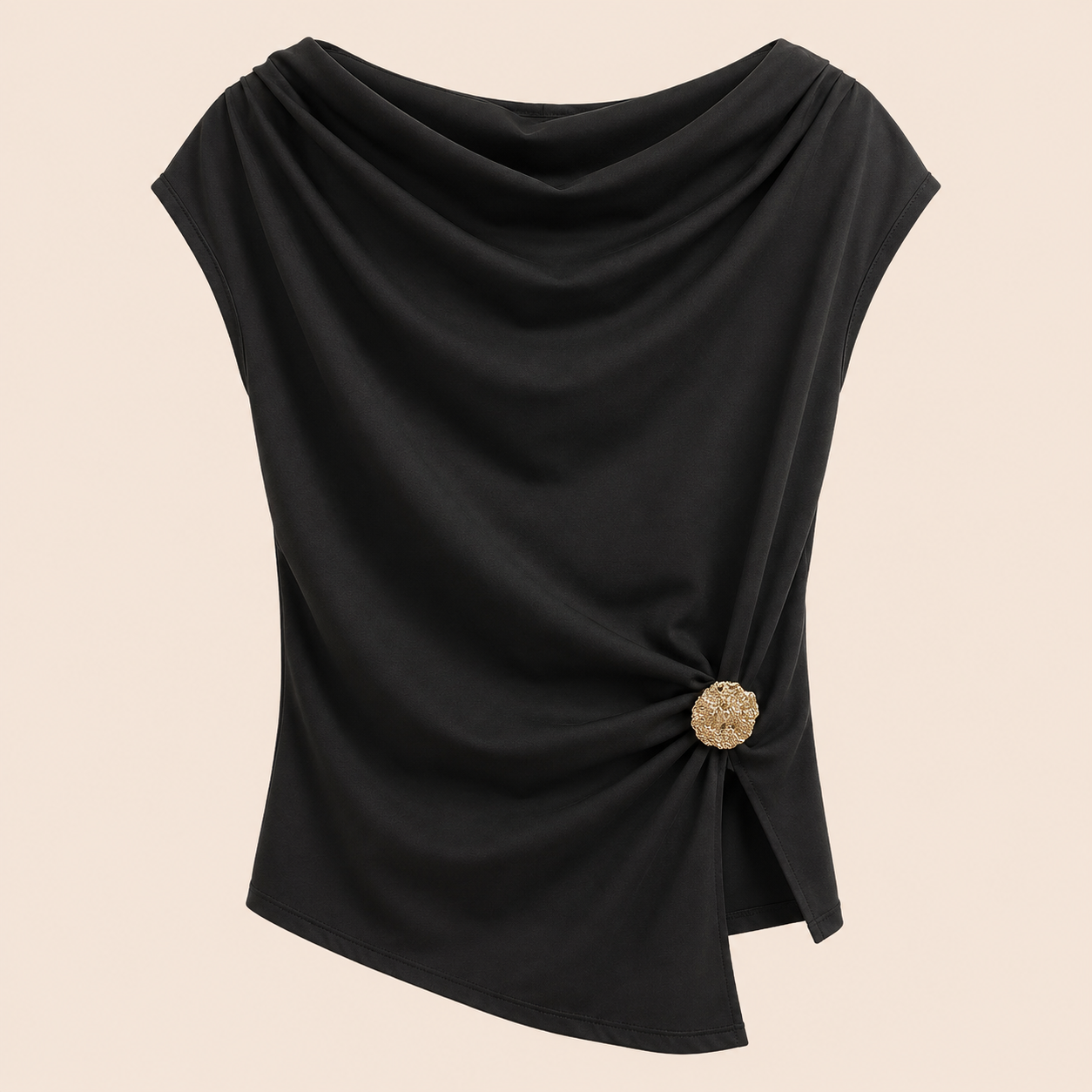 Blusa negra drapeada con broche dorado Trapio