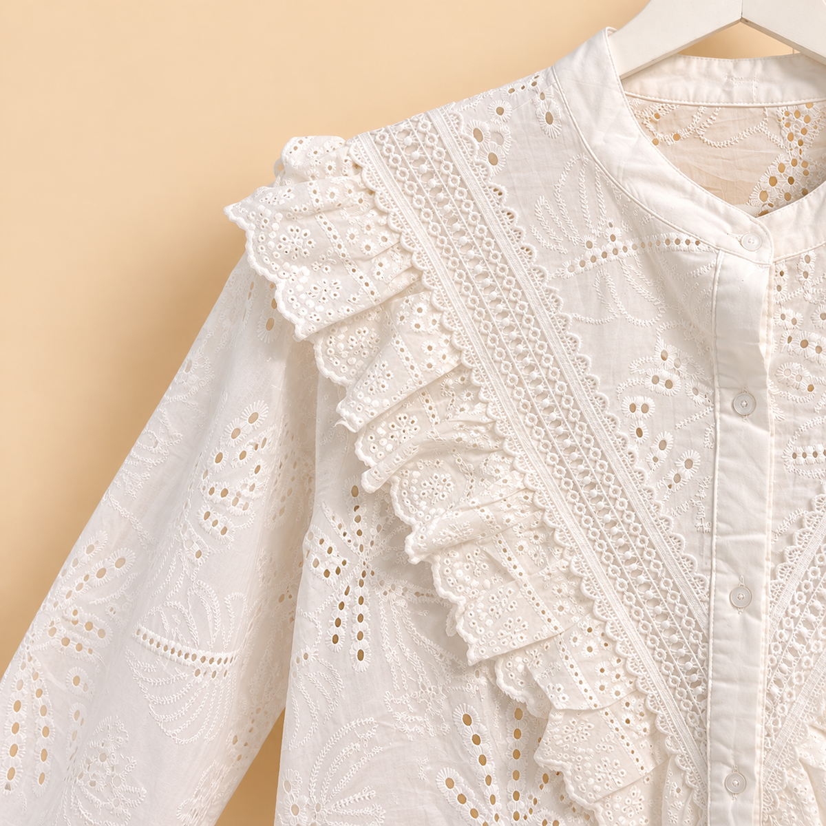 Camisa Blanca Bordada con Volantes y Encaje Calado