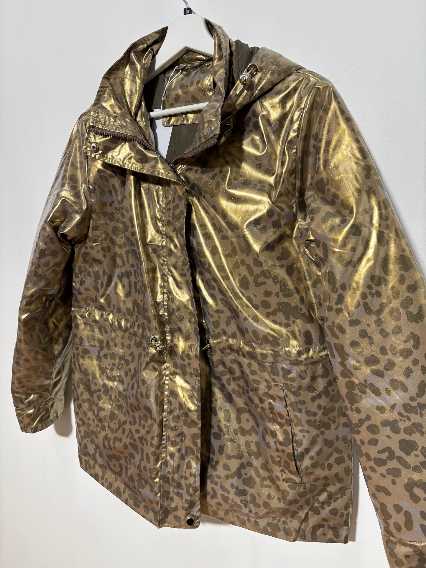 Parka Animal Print oro con capucha desmontable y efecto purpurina – Trapío